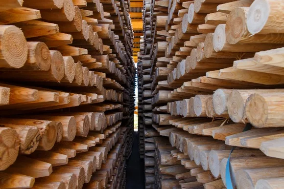 Gestapelte Holzbalken